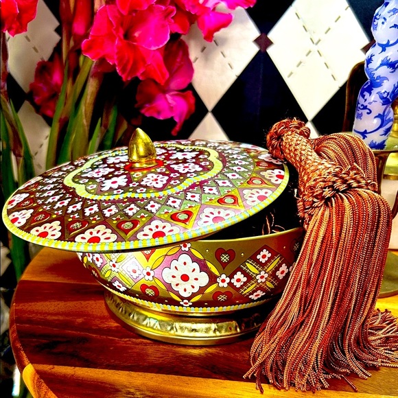 Ornate Vintage Gold Floral Tin Box with Lid – Pedestal Candy or Jewelry Case - Picture 3 of 15